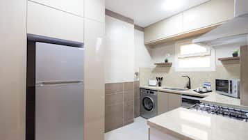 Deluxe Apartment, 3 Bedrooms, Balcony, City View | Private kitchen