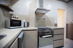 Deluxe-huoneisto, 3 makuuhuonetta, parveke, kaupunkinäköala | Yksityinen keittiö | Täysikokoinen jääkaappi, mikroaaltouuni, uuni, liesi