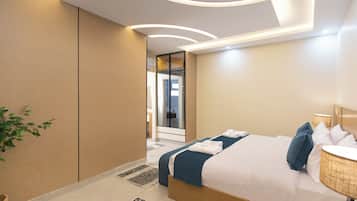 Apartamento Deluxe, 3 habitaciones, balcón, vistas a la ciudad | Caja fuerte, cortinas opacas, tabla de planchar con plancha