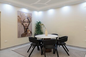 Deluxe-huoneisto, 3 makuuhuonetta, parveke, kaupunkinäköala | Ruokailu