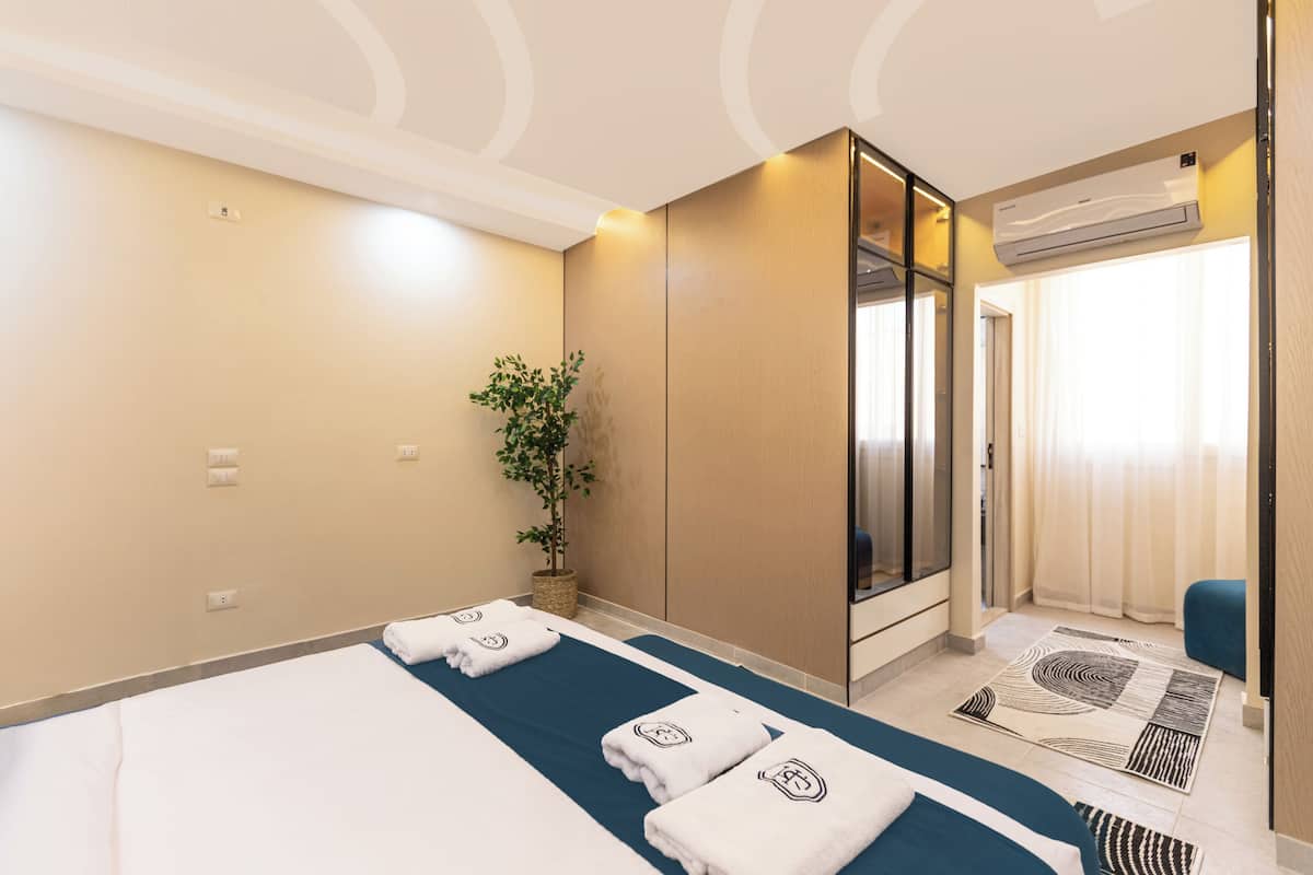 Deluxe apartman, 3 hálószobával, erkély, kilátással a városra | Széf a szobában, sötétítőfüggöny, vasaló/vasalódeszka és ingyenes wifi