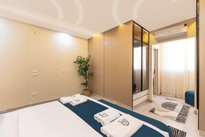 Deluxe Apartment, 3 Bedrooms, Balcony, City View | Peti besi dalam bilik, langsir/tirai gelap terus 