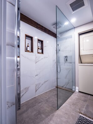 Een douche, een bidet, handdoeken, zeep