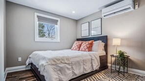 Internet, bed sheets - 1 Bed/1 Bath Apt: Mins to Train, Trails, Downtown & Golfing (Burlington)