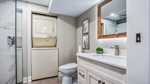 Een douche, een bidet, handdoeken, zeep