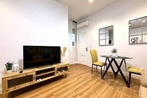 TV - ZenPark Córdobes Apartment (Córdoba)