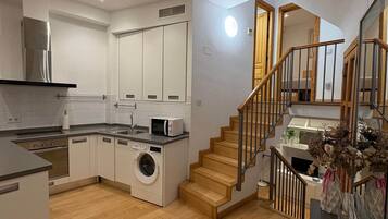 Kühlschrank, Mikrowelle, Ofen, Kochgeschirr/Geschirr/Besteck