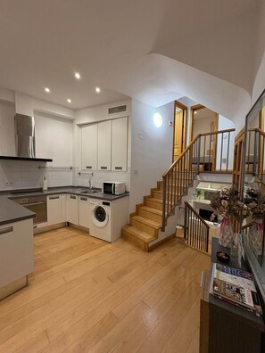 Fridge, microwave, oven, cookware/dishes/utensils - Juan de Mesa Apartment (Córdoba)