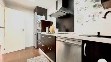 Fridge, microwave, dishwasher, cookware/dishes/utensils