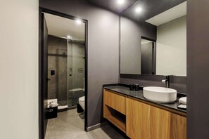 Shower, hair dryer, towels, shampoo - w* | Charming 2BR w/ Balcony in Tabacalera (Ciudad de México)