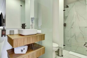 Doccia, asciugacapelli, asciugamani, shampoo