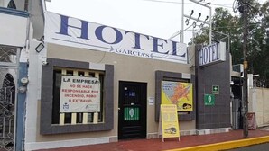 Fachada de hotel con un cartel que dice "HOTEL" y "GARCIAS".