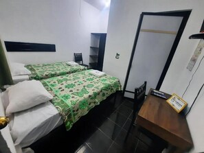Desk, free WiFi - García's Suites y Hotel Alameda (Linares)