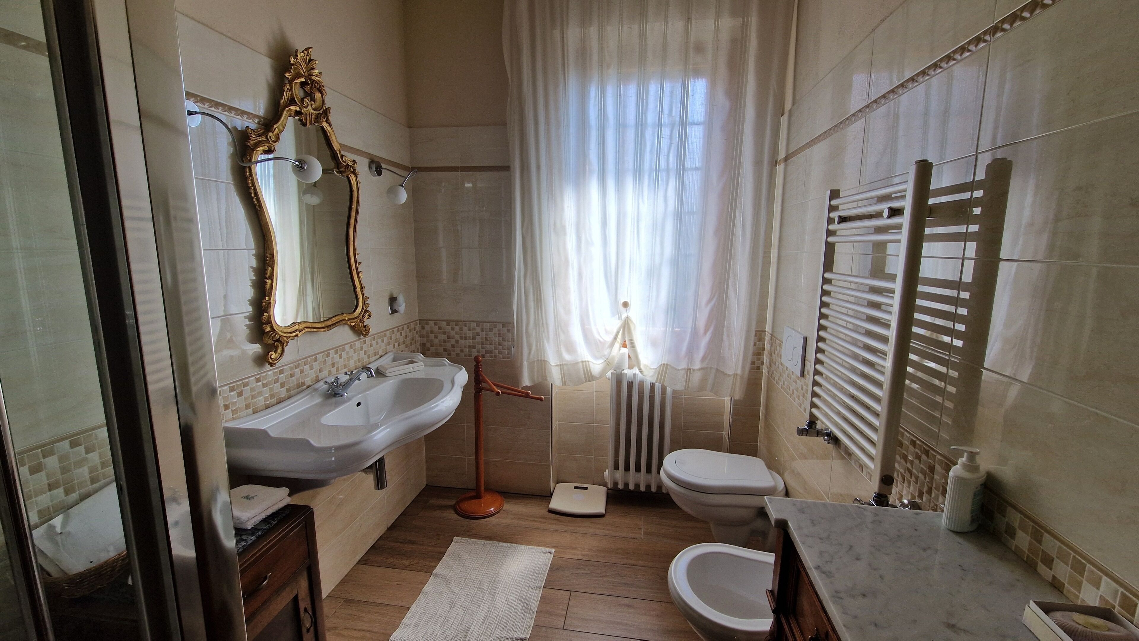 Dusche, Haartrockner, Bidet, Handtücher