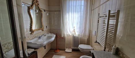 Dusche, Haartrockner, Bidet, Handtücher