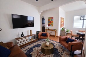Smart TV, books, stereo - Comfortable home near everything. Family Friendly! Free parking, Fast Wi-Fi. (San Juan)