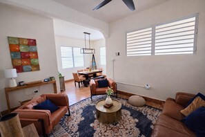 Smart TV, books, stereo - Comfortable home near everything. Family Friendly! Free parking, Fast Wi-Fi. (San Juan)