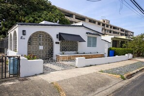 Exterior - Comfortable home near everything. Family Friendly! Free parking, Fast Wi-Fi. (San Juan)