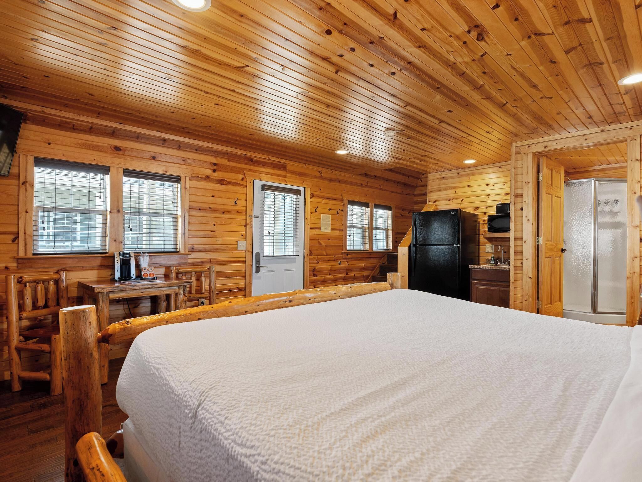 Literie de qualité, lit avec matelas à plateau-coussin, bureau