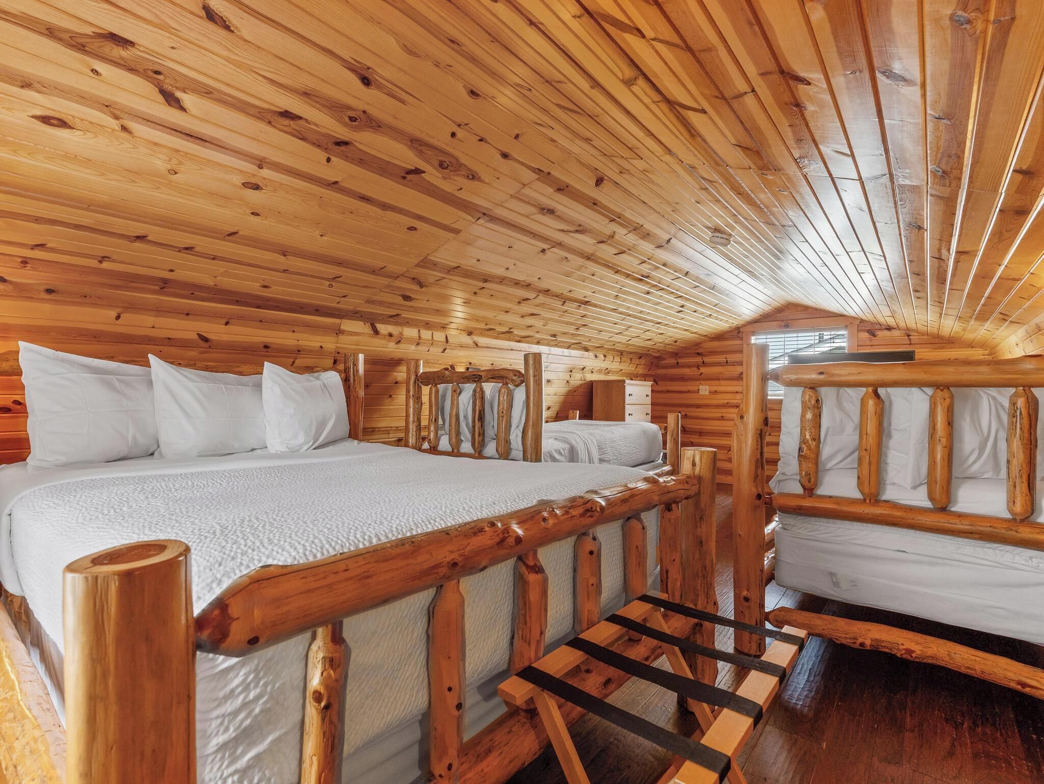 Deluxe-mökki, useita sänkyjä, tupakointi kielletty | Työpöytä, kannettavalle tietokoneelle sopiva työtila, ilmainen Wi-Fi