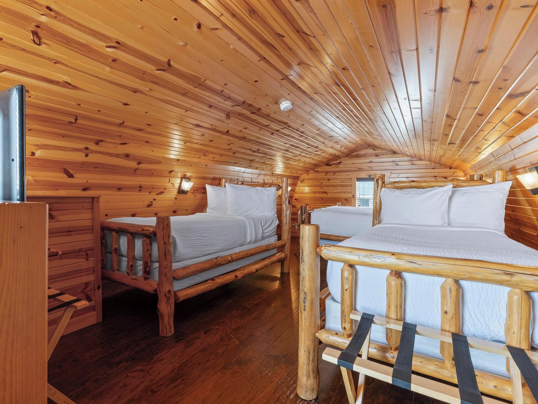 Työpöytä, kannettavalle tietokoneelle sopiva työtila, ilmainen Wi-Fi