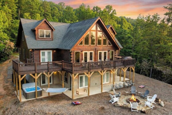 Exterior - Luxury Log Cabin with Hot Tub, Game Room & Theater and Mountain Views (Black Mountain)