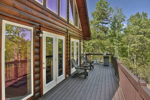 Terrace/patio - Luxury Log Cabin with Hot Tub, Game Room & Theater and Mountain Views (Black Mountain)