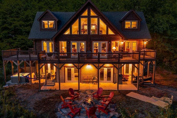 Exterior - Luxury Log Cabin with Hot Tub, Game Room & Theater and Mountain Views (Black Mountain)
