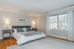 3 bedrooms, iron/ironing board, internet, bed sheets