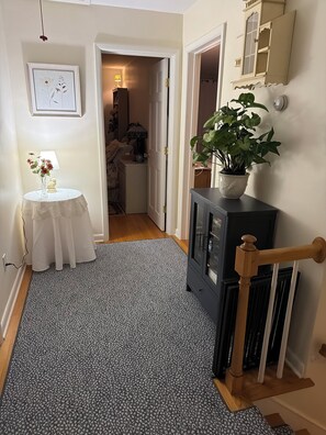 Interior - SHIPPAN POINT SUMMER RENTAL.   UNIQUE BEACH COMMUNITY. (Stamford)