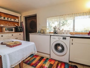 Refrigerador, microondas, tostadora, utensilios de cocina
