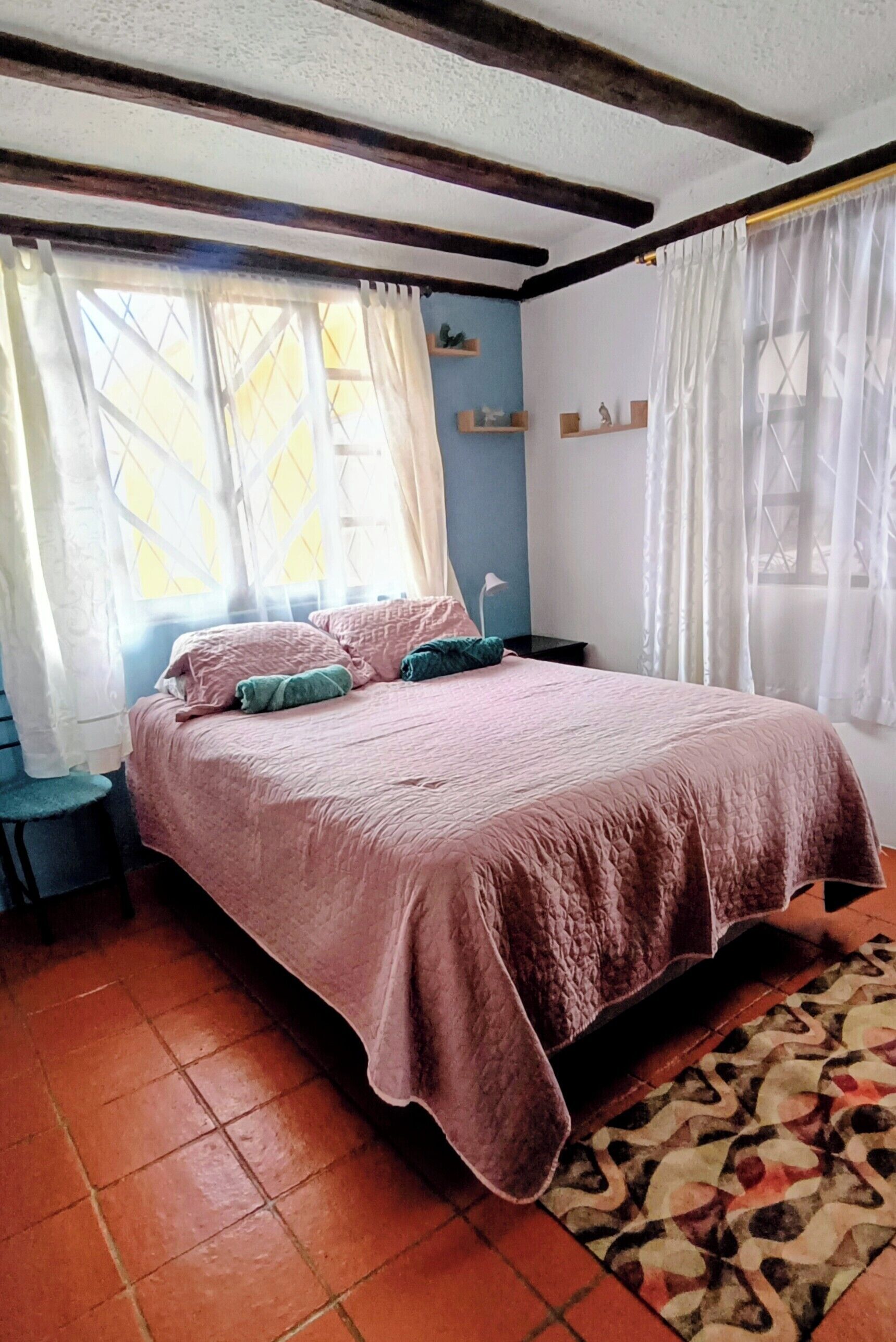 4 bedrooms, iron/ironing board, internet, bed sheets