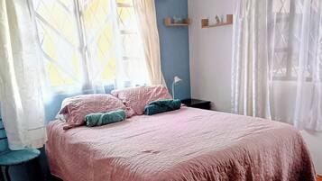 4 bedrooms, iron/ironing board, internet, bed sheets