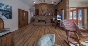 Living area - Luxury Black Forest 4BR, Sleeps 13, Indoor Spa, Dry Sauna, Arcade Games, Theater (Colorado Springs)
