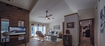 Luxury Black Forest 4BR, Sleeps 13, Indoor Spa, Dry Sauna, Arcade Games, Theater