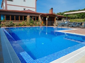 Seasonal outdoor pool, sun loungers - Golden Coast Villa Caska (Novalja)