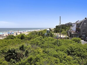 On the beach - Oceanfront 4BR Condo w/ Decks & BBQ | Sleeps 9! (Bethany Beach)