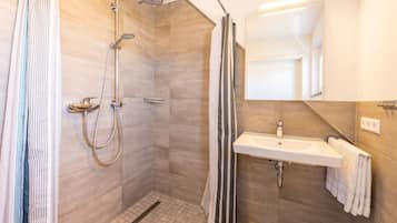 Appart'hĂŽtel, balcon | Salle de bain