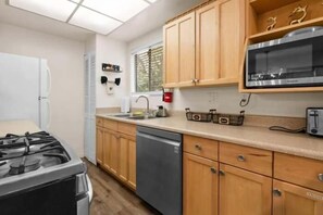 Eenvoudig huis, patio, uitzicht op bergen | Privékeuken