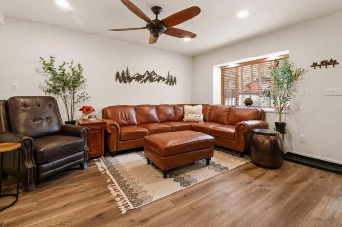 基本獨棟房屋, 庭院, 山景 | 起居區