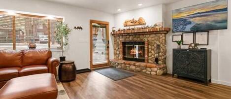 基本獨棟房屋, 庭院, 山景 | 起居區