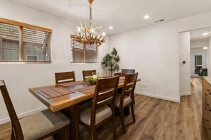 基本獨棟房屋, 庭院, 山景