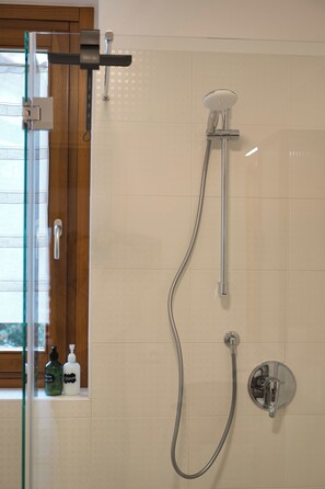 Een douche, een haardroger, een bidet, handdoeken