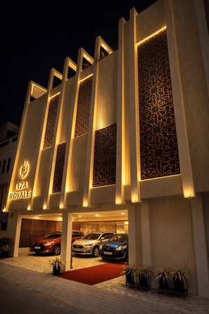 Vista frontal de la propiedad por la tarde o noche