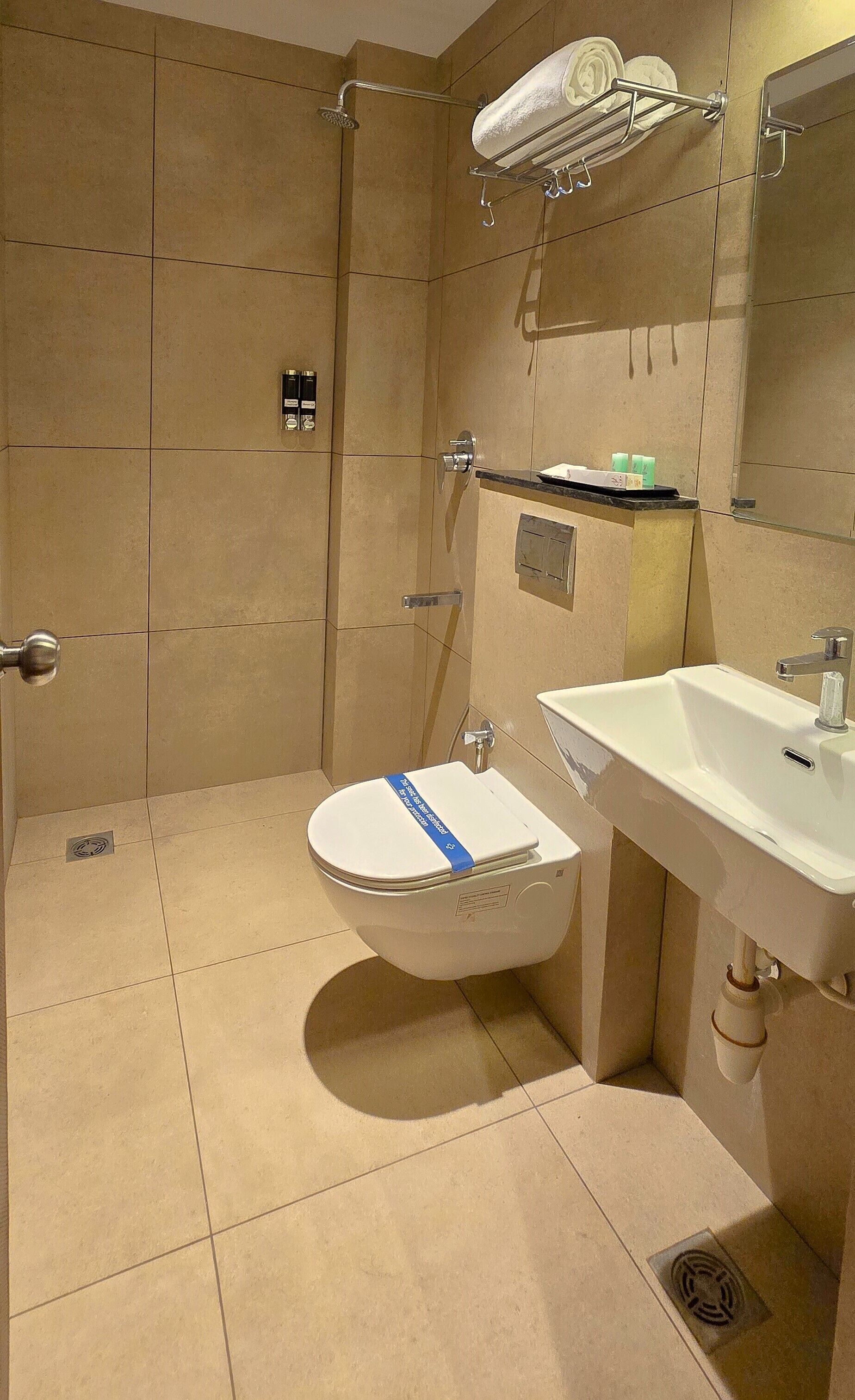 Une salle de bain moderne équipée d’une douche, de toilettes et d’un lavabo.