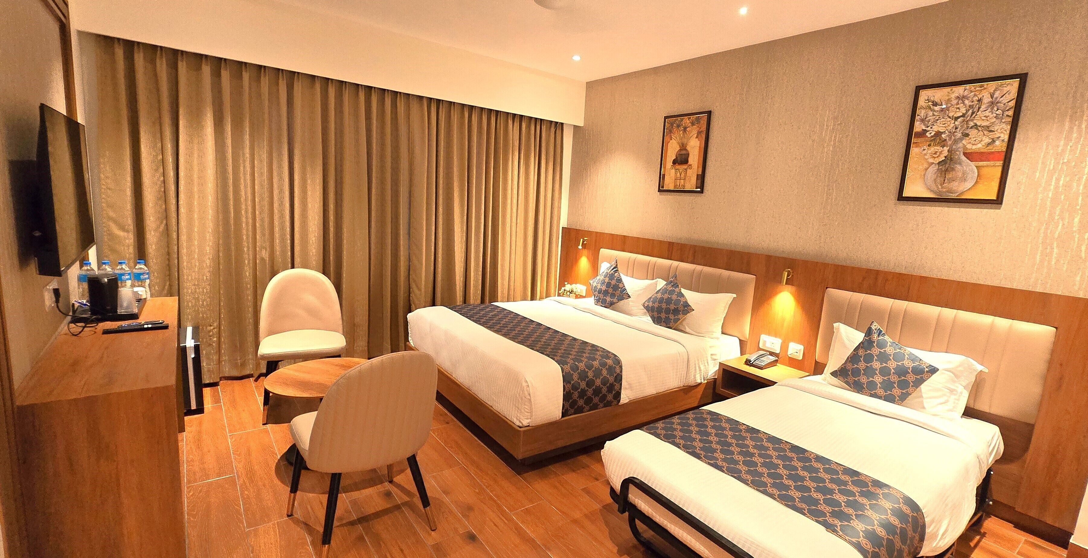 Habitación triple Deluxe, vista a la ciudad | Servicios de la habitación