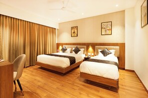 Deluxe driepersoonskamer, uitzicht op de stad | Luxe beddengoed, donsdekens, bedden met traagschuimmatrassen