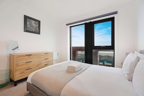 Iron/ironing board, WiFi, bed sheets - Modern 1-Bed Apartment Near Liverpool City Centre (Merseyside)