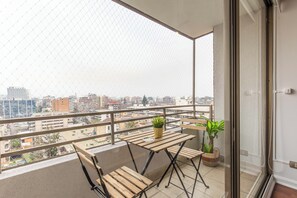 Outdoor dining - Delightful 2-bedroom apartment in Providencia (Providencia)