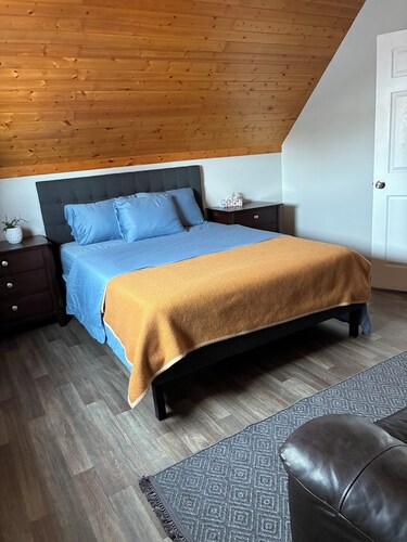 Cozy private entire home in Stettler.
Walking distance to commercial areas.